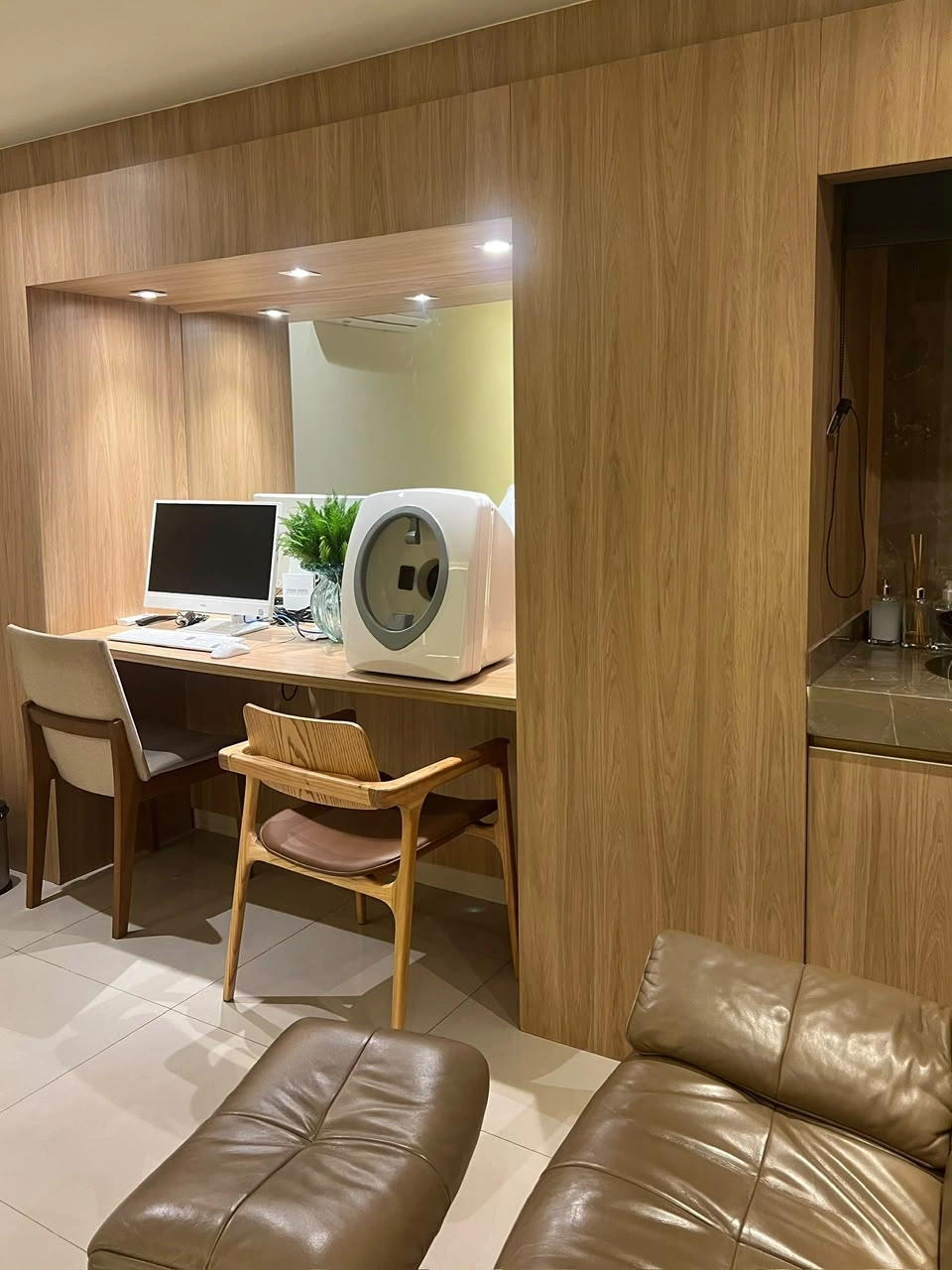 Sala da Clínica Caiena com mesa de avaliação e poltronas